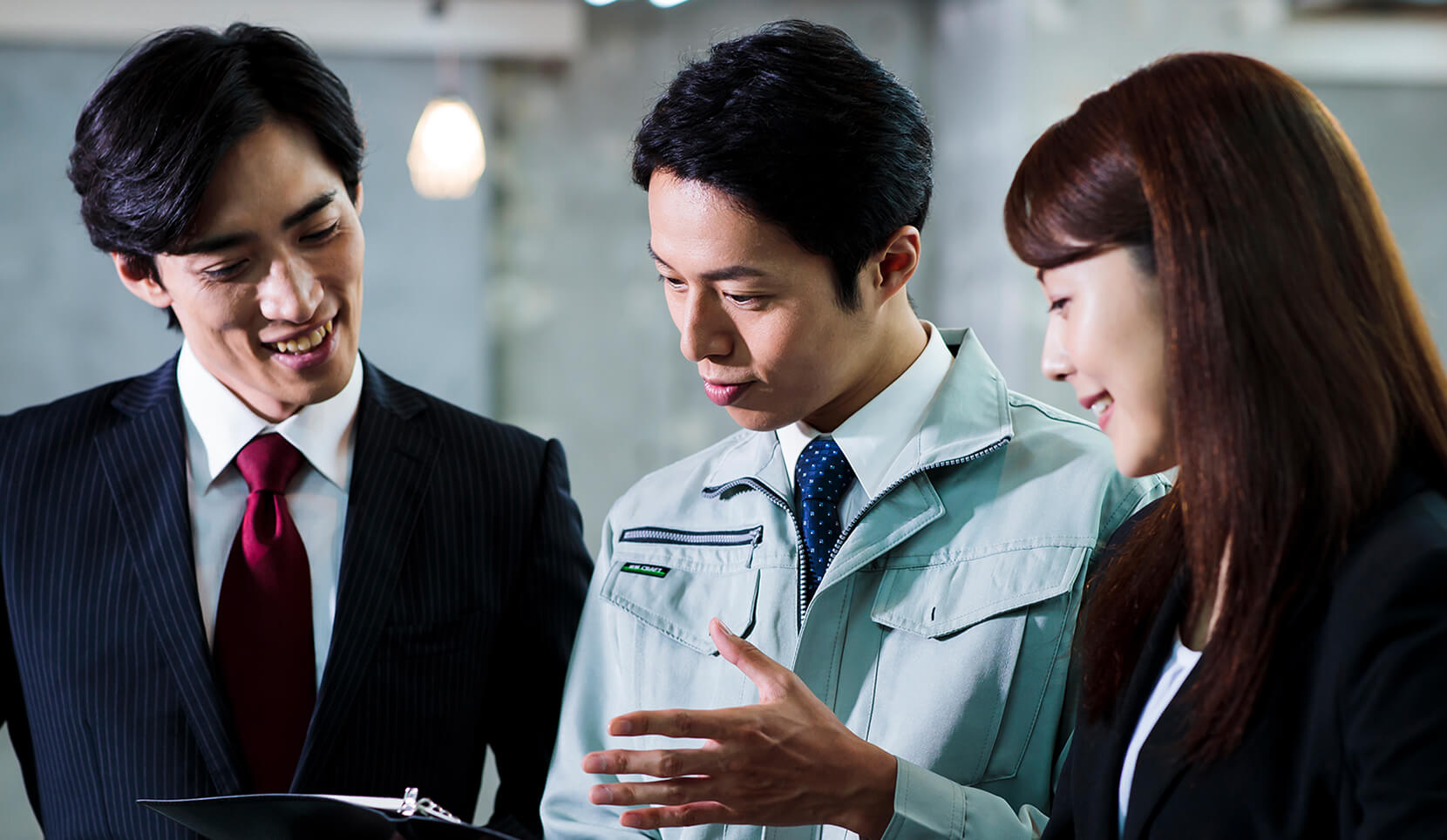 笑顔で語り合う社員
