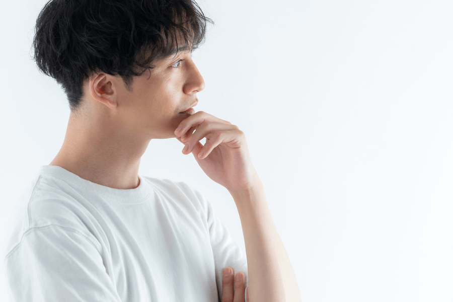 考えている男性