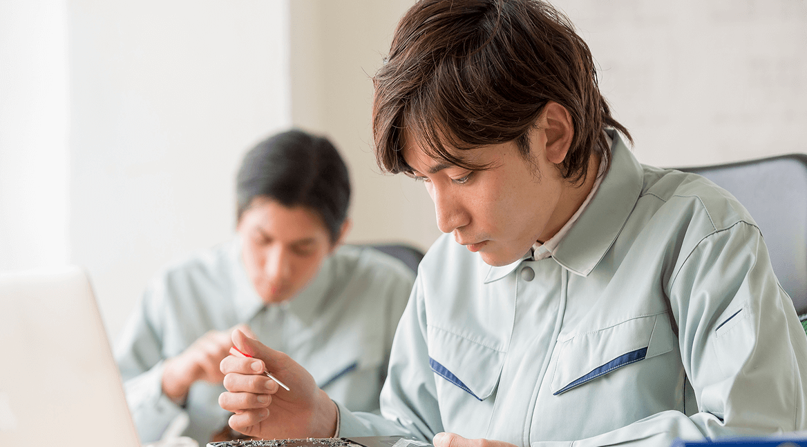 作業をしている男性社員