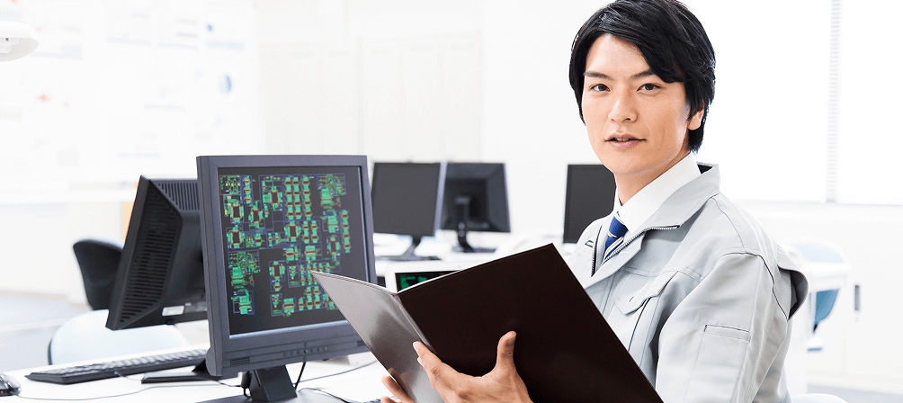 PC業務を行う男性社員