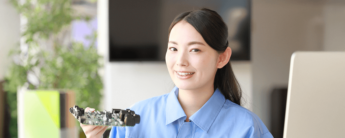 笑顔の女性社員