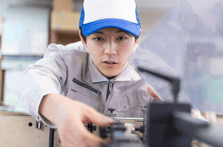 作業をしている男性社員