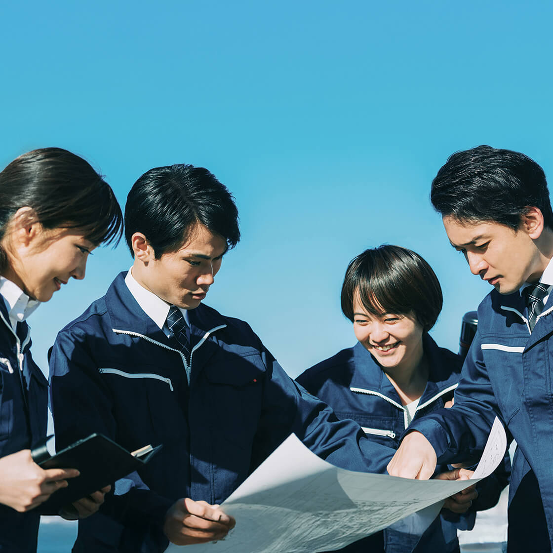 笑顔の男性社員と女性社員